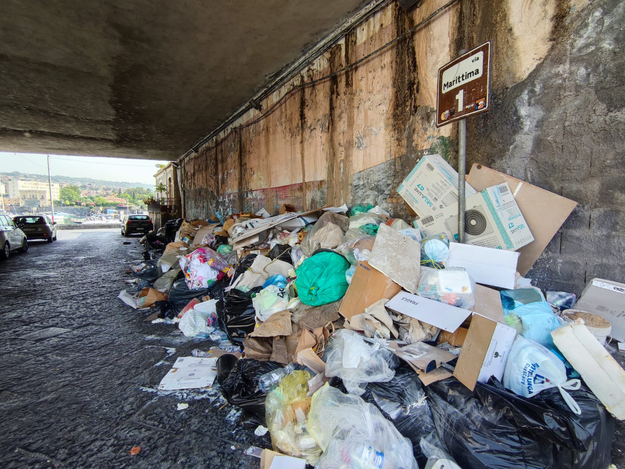 Borgo Ognina sommerso dai rifiuti, il consigliere Cardello: “Siamo oltre l’emergenza”