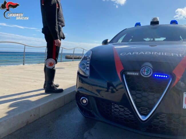 Evade dai domiciliari, beccato in strada nascosto tra le auto