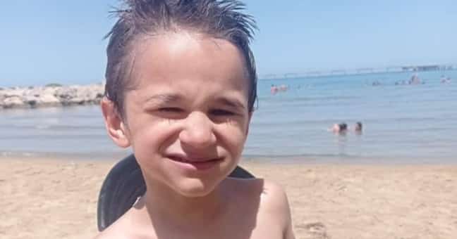 Bryan Puccio morto annegato in mare: dopo l’autopsia il corpicino torna a casa, oggi i funerali