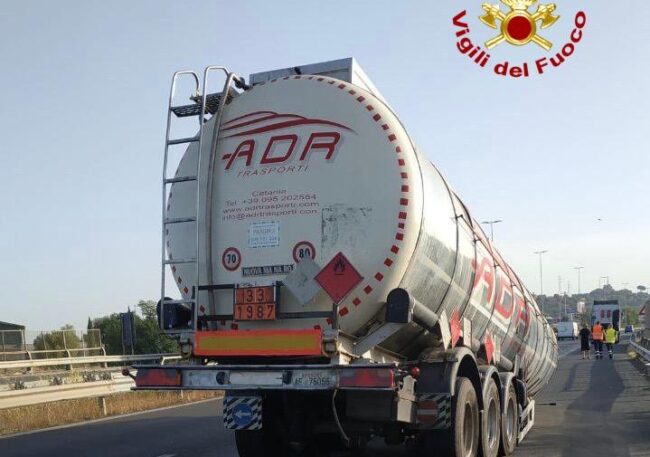Tangenziale di Catania, cisterna contenente alcol benzilico si stacca dalla motrice – FOTO