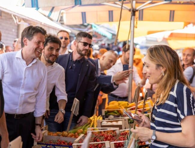 Grande accoglienza per Giuseppe Conte a Borgo Vecchio: il leader 5stelle incontra le vittime del racket