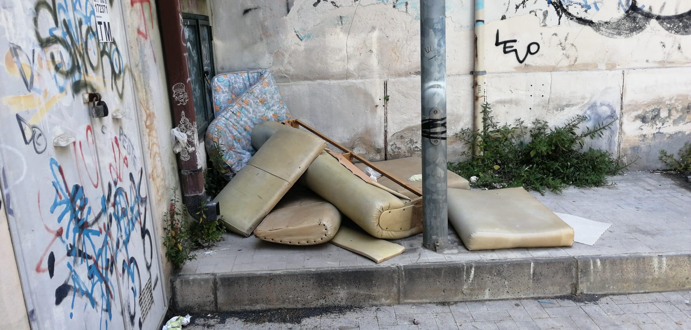 Auto abbandonate, vecchi materassi e spazzatura a volontà: degrado in via Sisto, urge intervento