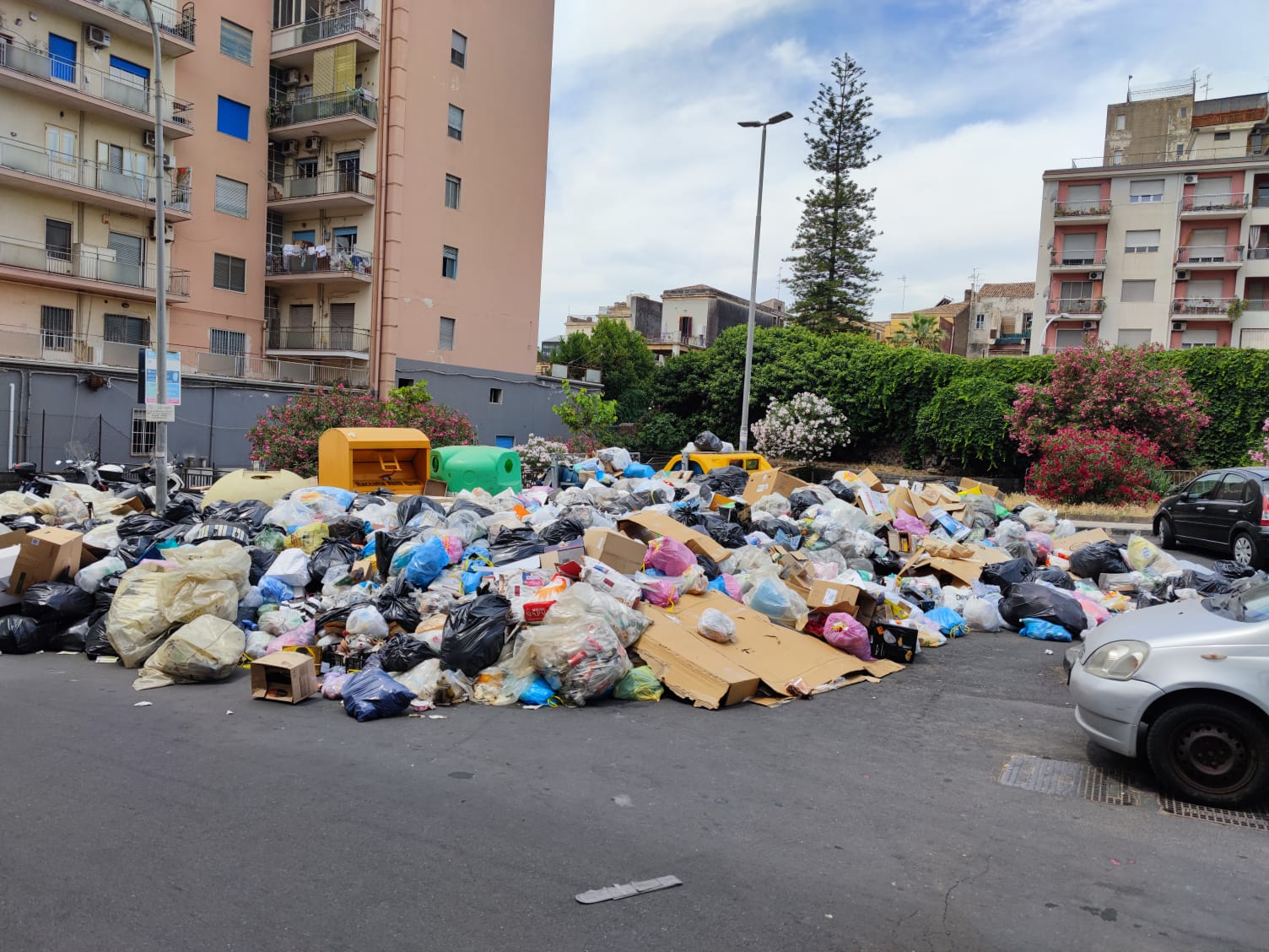 Catania “sommersa” dalla spazzatura, Ferrara: “Installare telecamere anti-discariche a Borgo-Sanzio”