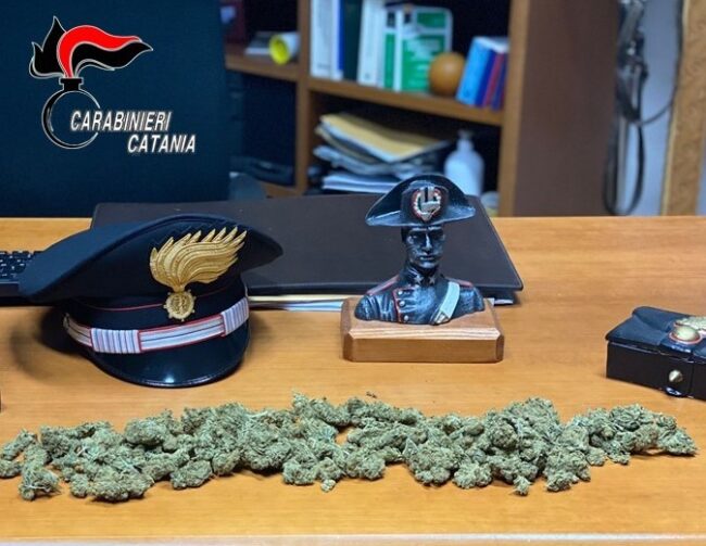 Tenta la fuga dopo l’alt dei carabinieri, 36enne catanese in manette: nascondeva droga negli slip