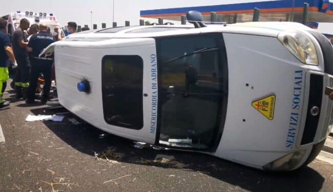 Incidente nel Catanese, Doblò della Misericordia si ribalta durante il trasporto di una disabile
