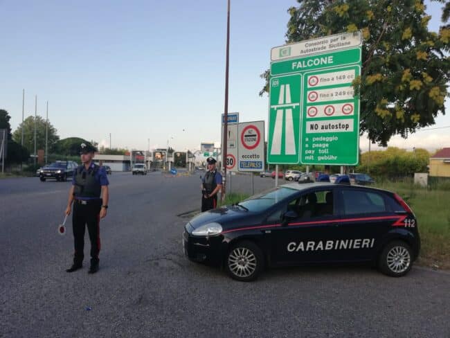 Picchia a sangue la compagna, urla dei vicini e della donna allertano i carabinieri: arrestato un uomo