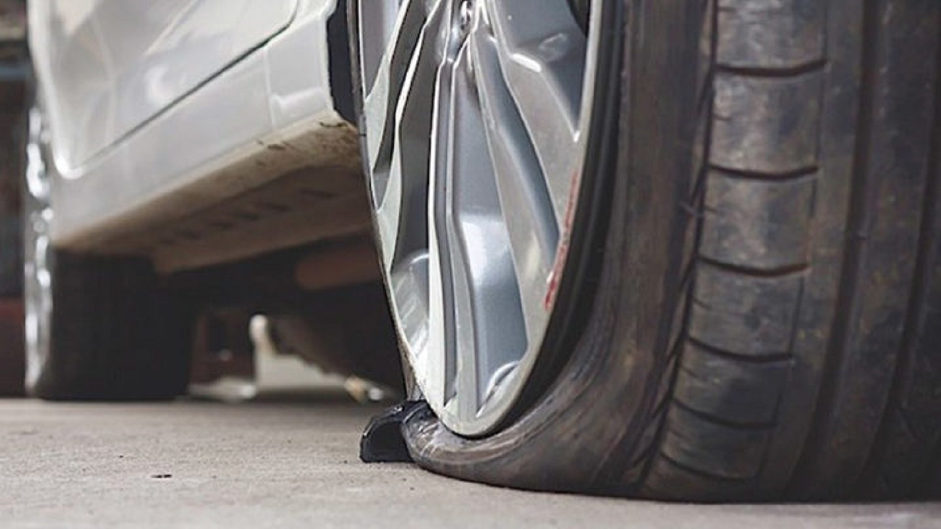 Squarciato uno dei quattro pneumatici dell’auto del vice sindaco di Castelvetrano: indagini in corso