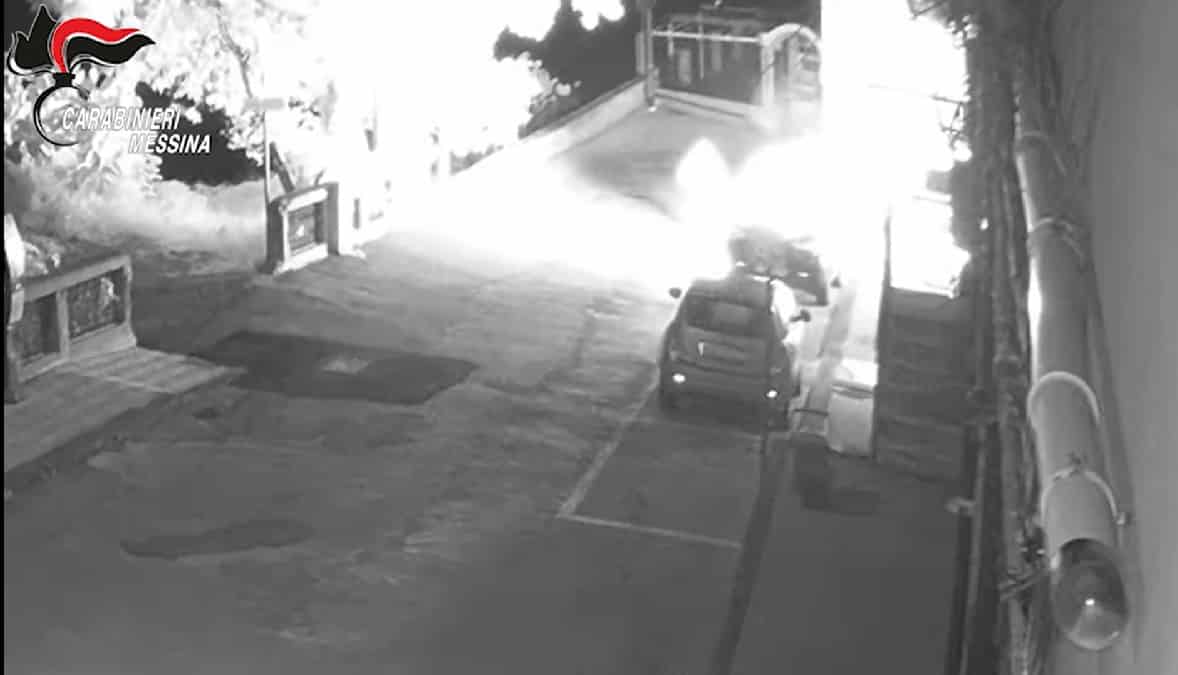 Avevano dato fuoco all’auto del comandante dei carabinieri: sei arresti a Forza d’Agrò – VIDEO