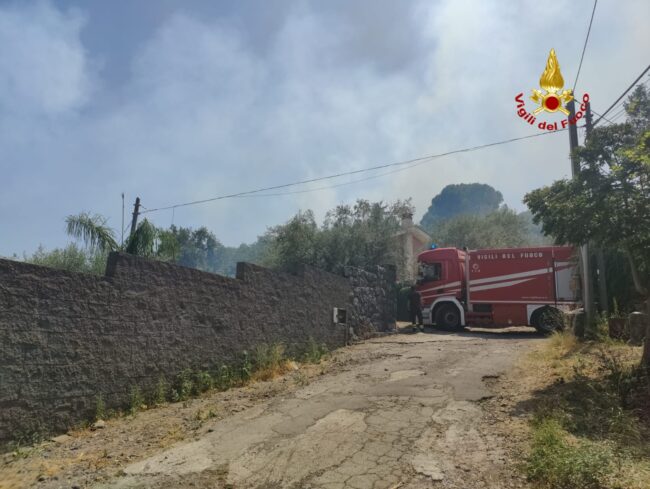 Vasto incendio sulla collina di Vampolieri – Le FOTO