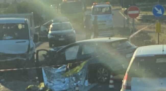Incidente mortale lungo la Strada Statale 194, vittima un 25enne di Catania