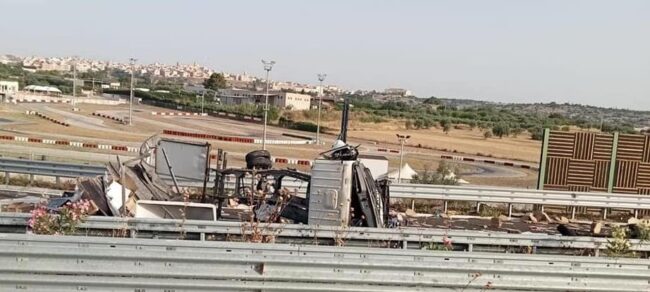 Caos lungo la Siracusa-Gela, due incidenti: 3 mezzi coinvolti, 5 i feriti. Uscita obbligatoria a Rosolini