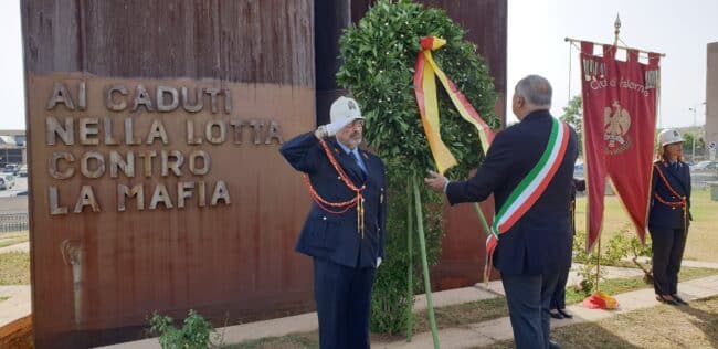 Il sindaco Lagalla ricorda le vittime di mafia tra le contestazioni di alcuni giovani