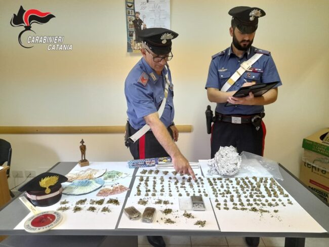Droga “take away” e a domicilio: arrestati due pusher nel Catanese
