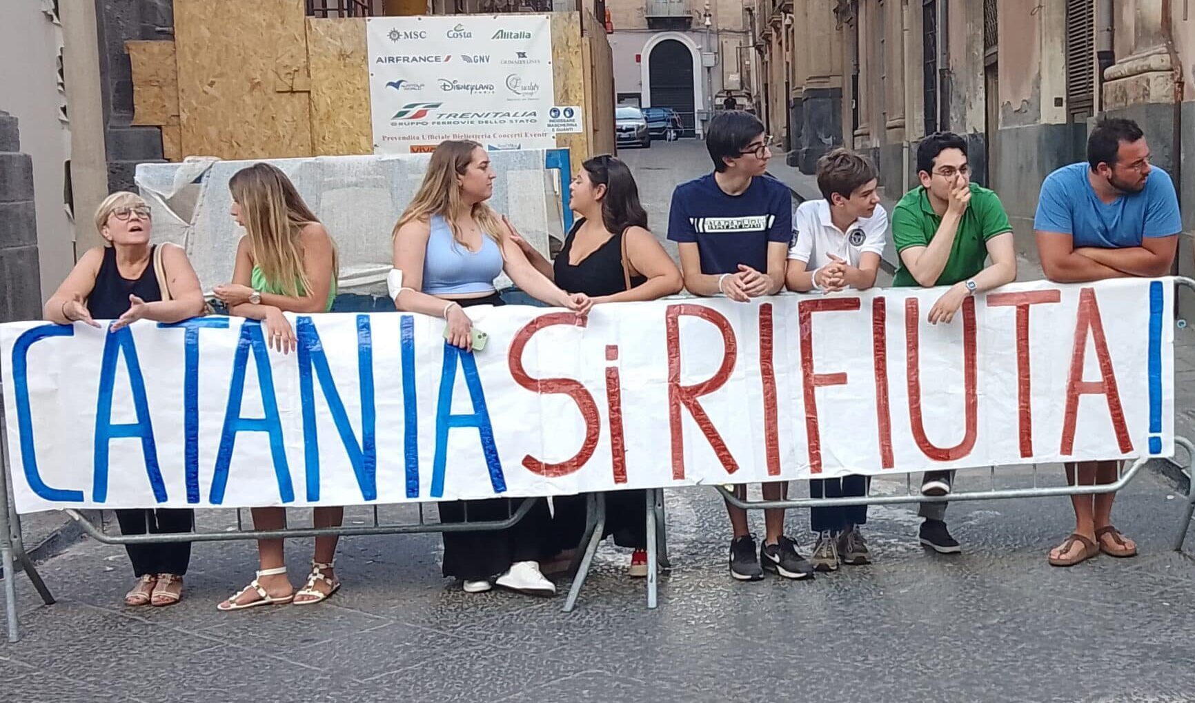 “Catania si rifiuta”, cittadini in strada contro il malgoverno della città – VIDEO INTERVISTE