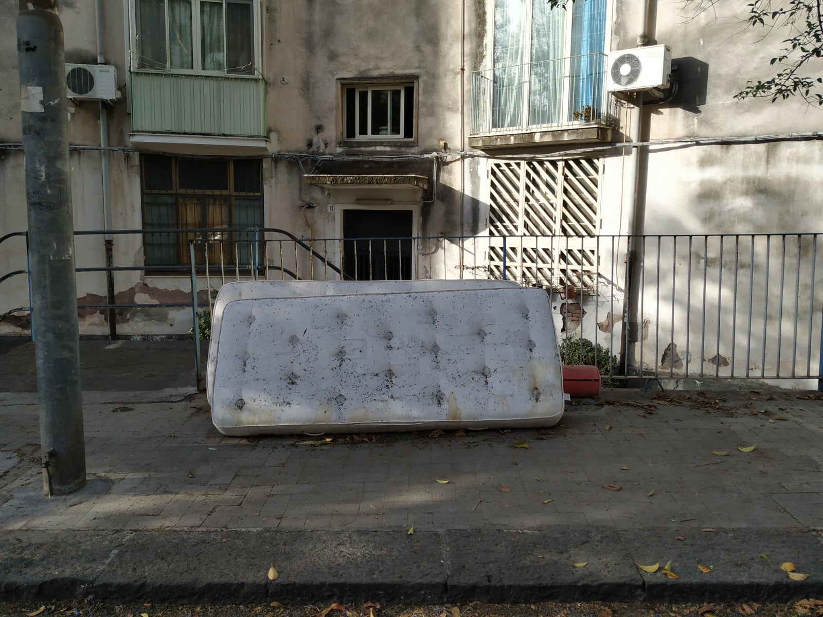 Quartiere Borgo-Sanzio, sale la protesta: “Basta materassi lasciati in strada, uno scandalo che deve finire”