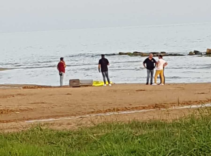 Malore mentre passeggia nella spiaggia di Donnalucata, morto un 71enne