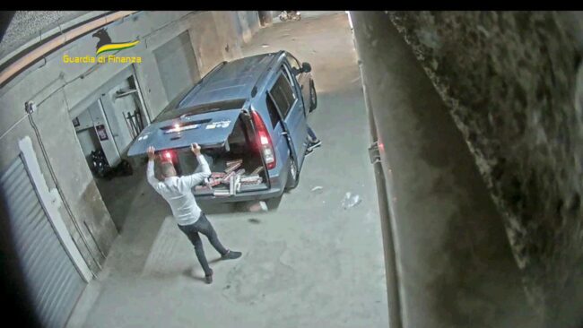 Contrabbando di sigarette da Napoli a Palermo, 14 misure e maxi sequestro di beni