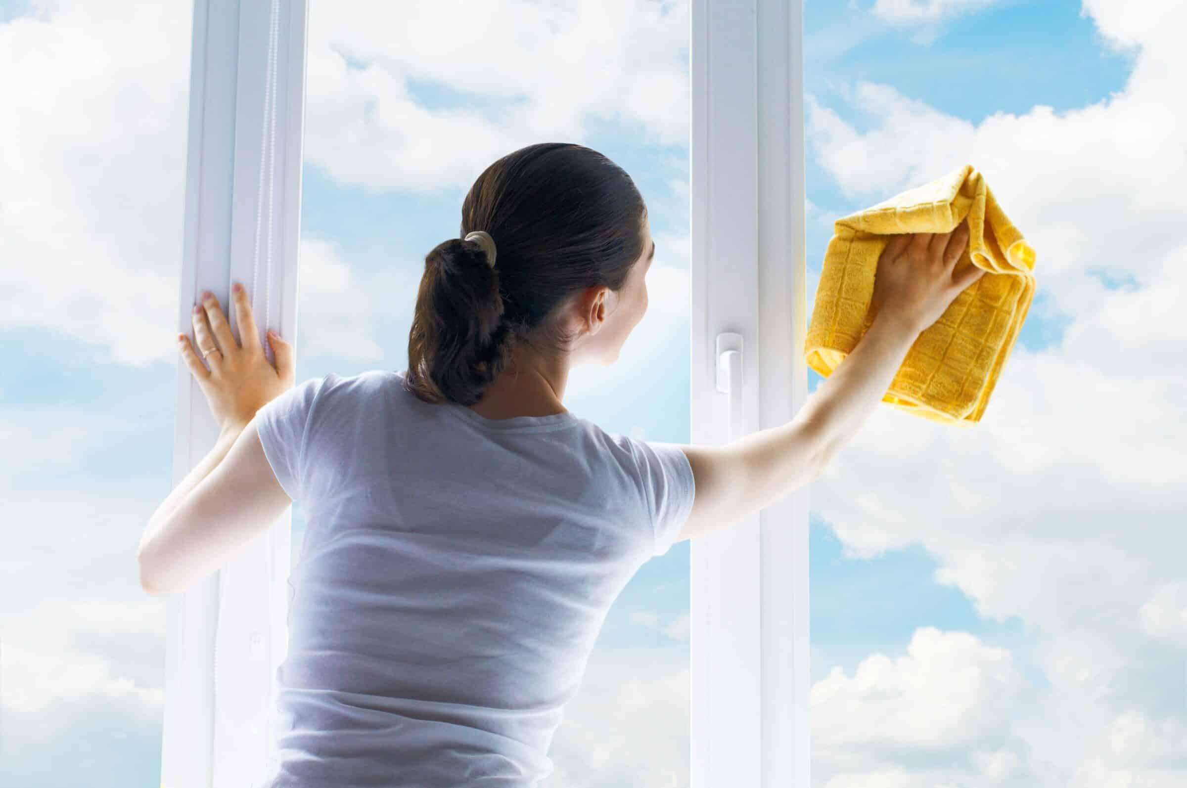 Donna “vola” dal primo piano e cade nel vuoto mentre pulisce finestra di casa: ricoverata in gravi condizioni