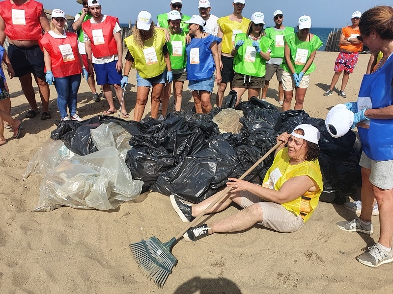 Grande successo per l’iniziativa “Pazzi per il mare”, volontari ripuliscono Playa di Catania
