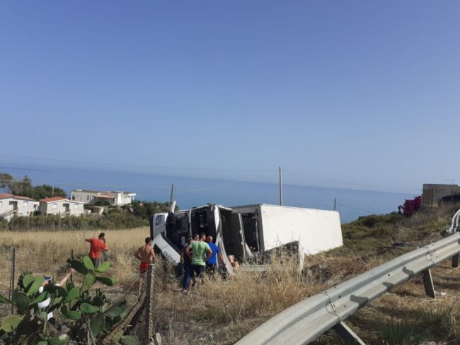 Tir si scontra contro un’auto, si ribalta e finisce in una scarpata: diversi feriti trasportati in ospedale