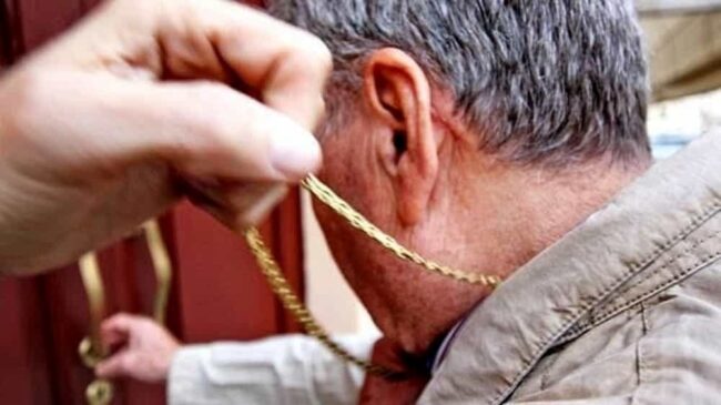 Nonnino coraggioso insegue scippatore e si riprende collana d’oro rubata