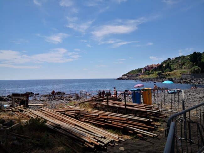 Avviata la costruzione del solarium a Santa Tecla, apertura prevista per sabato 18 giugno