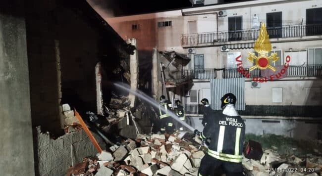 Esplosione nella notte a Sortino, crolla una casa e muore un uomo: trovata la sorella sotto le macerie