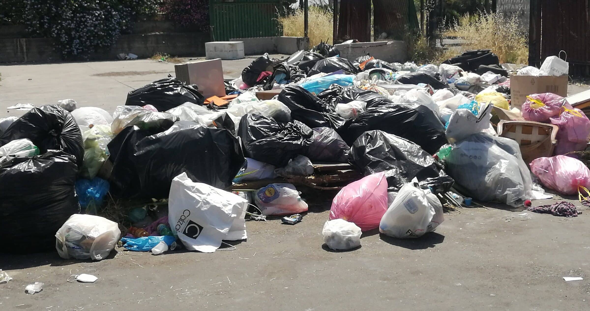 Catania affoga nella spazzatura: “Sta diventando una immensa terra dei fuochi”