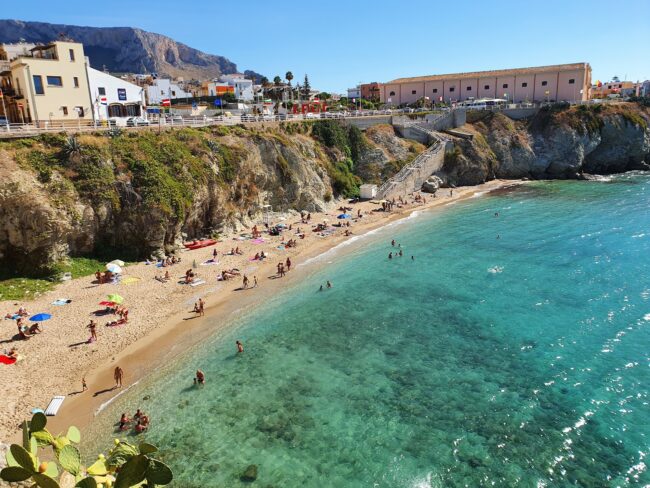 Trovato ordigno bellico tra gli scogli, chiusa la spiaggia della Praiola a Terrasini