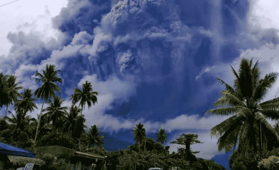 Si è svegliato il vulcano Bulusan, il VIDEO della violenta eruzione: città evacuate