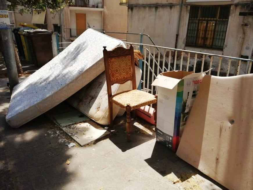 Emergenza sanitaria a Catania, Comitato Vulcania: “Discarica di rifiuti ingombranti in via Pirandello da tre mesi”