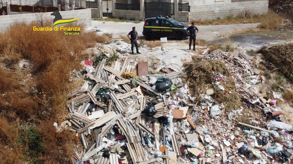 Siracusa, sequestrata una discarica abusiva con rifiuti e amianto nelle vicinanze del fiume Asinaro