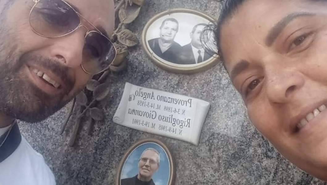 Selfie con la moglie sulla lapide di Totò Riina e omaggio a Provenzano: le foto virali sul web
