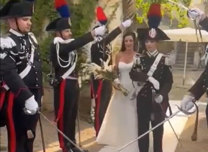 Picchetto d’onore per il matrimonio di Claudia ed Elena, vicebrigadiere dei carabinieri