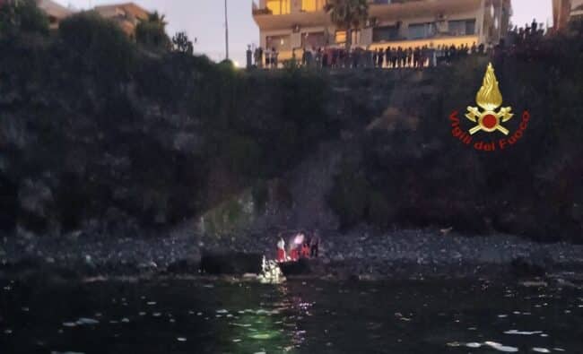 Recuperato il cadavere di un uomo sulla scogliera di Aci Castello