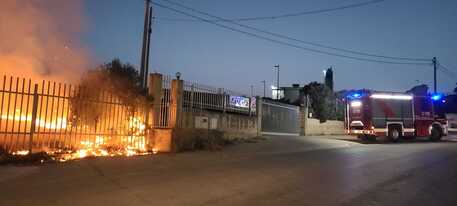 Ancora incendi in Sicilia, vasto rogo intorno all’ospedale Giovanni Paolo II di Sciacca