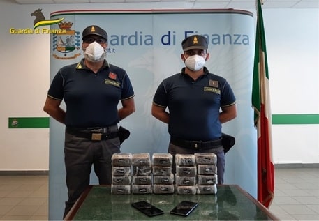 Sull’autostrada Palermo-Catania con 10 chili di droga: arrestati 2 corrieri, uno percepiva Reddito di Cittadinanza