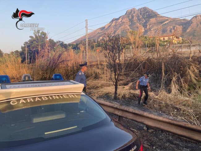 Piromane arrestato dai carabinieri: colto in flagranza mente appiccava il fuoco a sterpaglie