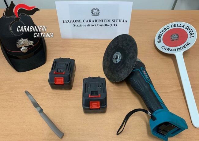 Tentavano di asportare catalizzatori da un’auto con una tecnica insolita: arrestati due soggetti