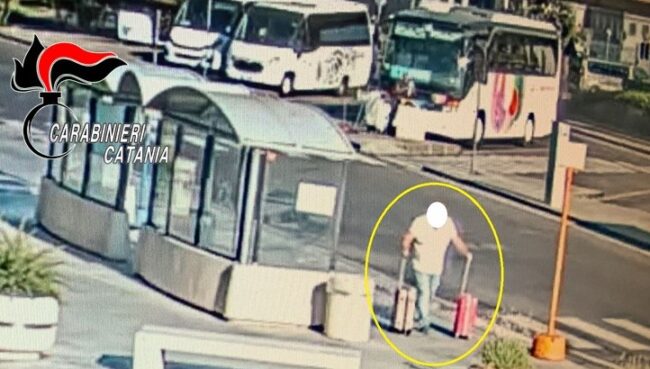 Ruba due valigie all’aeroporto di Catania: beccato e denunciato