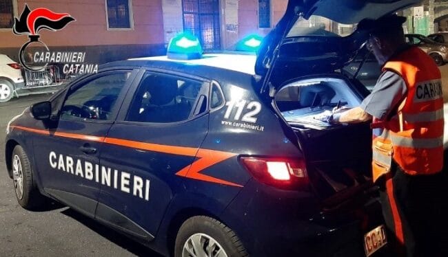 Cani lasciati sotto il sole cocente: denunciata catanese per maltrattamento di animali
