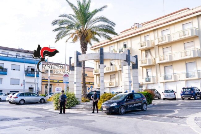 Si presenta dai carabinieri per fare una denuncia ma nella borsa ha un coltello, deferita una donna