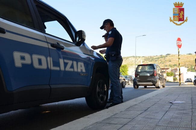 Ruba una borsa in pieno centro. Identificato dalla polizia confessa di aver commesso un secondo furto