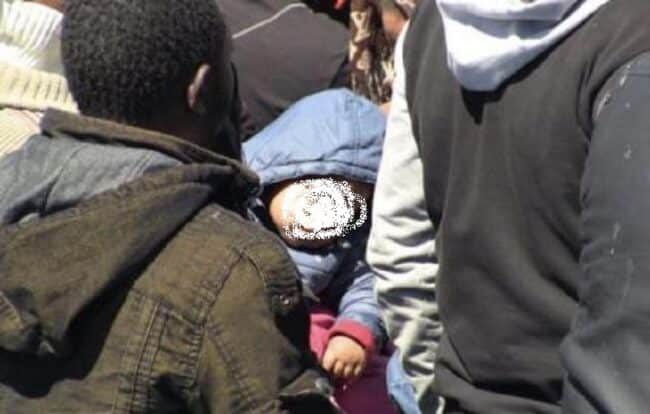 Lampedusa, barchino affonda: 32 migranti salvati, 4 dispersi. Si cercano due bimbi