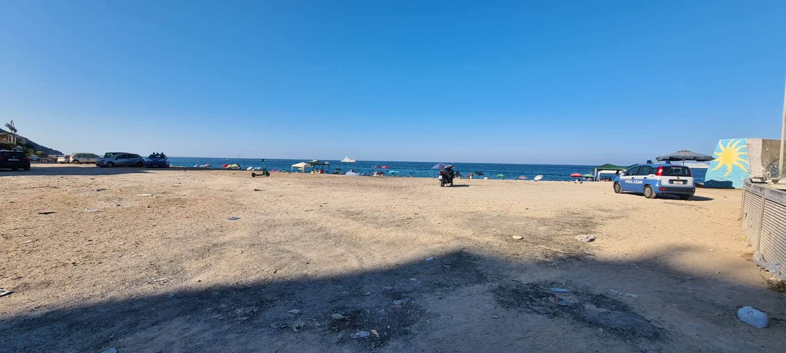 Spiaggia dell’Arenella trasformata in una tendopoli: sgomberate le postazioni abusive