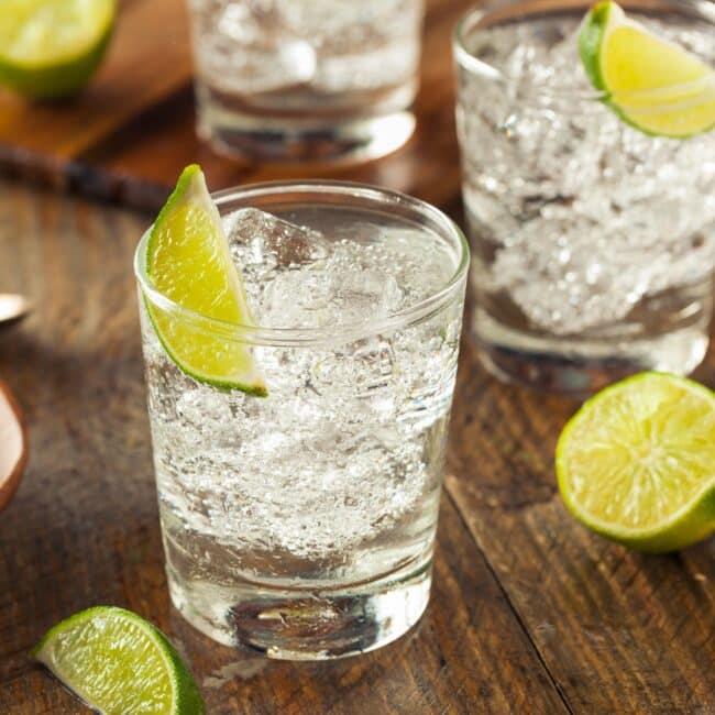 Combattere la febbre da fieno con un gin tonic? La teoria di uno strano studio britannico