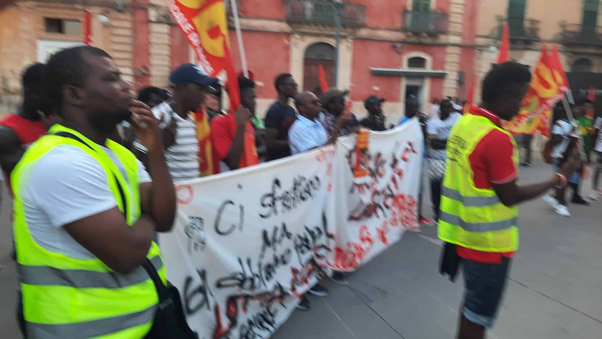 Ragusa, il combattivo corteo di ieri per Daouda: “Lo rivogliamo, vivo o morto”, la Procura apre una inchiesta