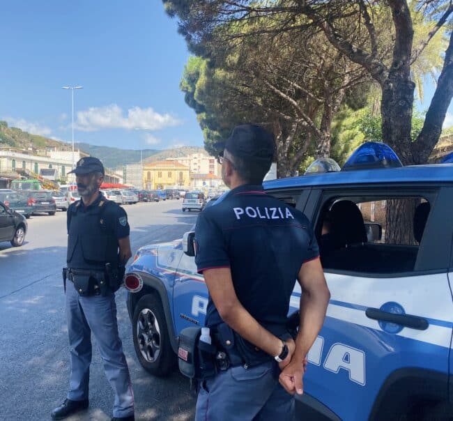 Beccato alla guida sotto effetto di alcool: minaccia e aggredisce i poliziotti