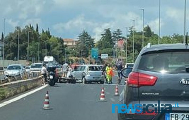 Grave incidente sulla Tangenziale di Catania, coinvolti quattro veicoli e una moto: traffico in tilt