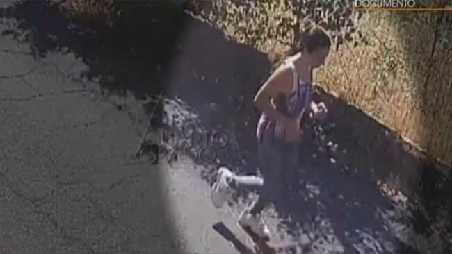 Elena del Pozzo, la madre ripresa dalle telecamere: la mattina dell’omicidio era già sul luogo del delitto